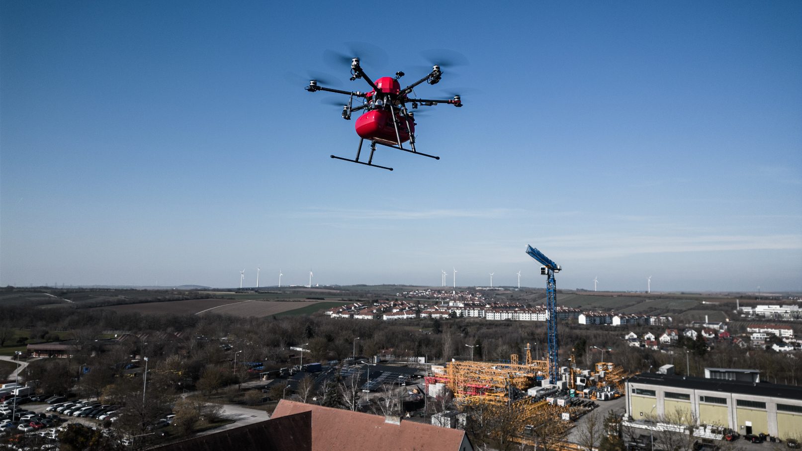 Emqopter Lieferdrohne im Flug