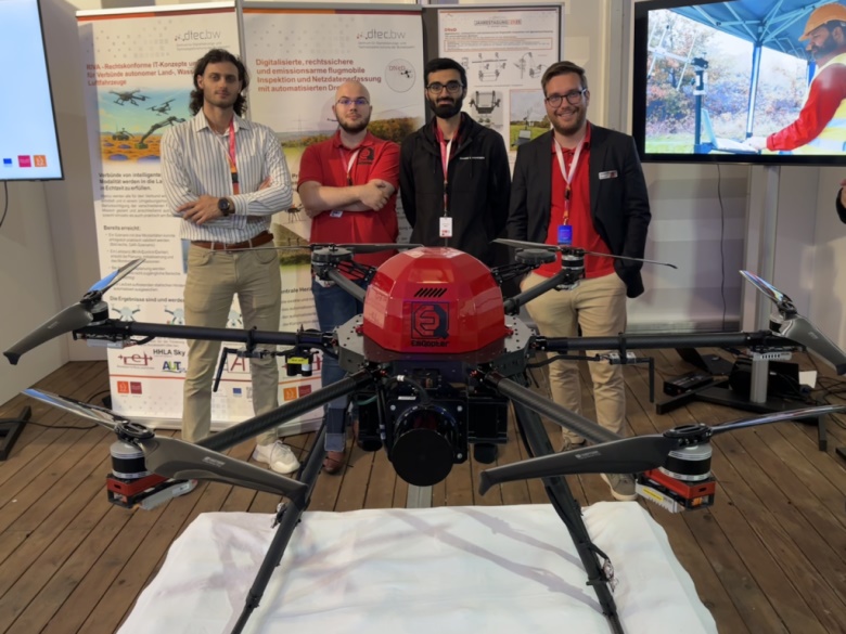 Unser Team mit der Q6000 bei der Tagung – großes Interesse bei den Fachbesuchern