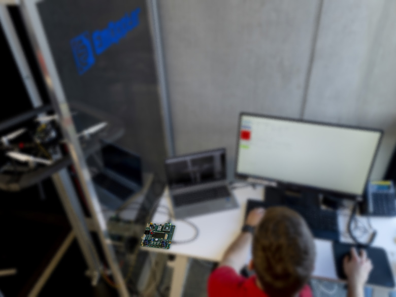 Das EMQ3000 Entwicklerboard unterstützt Anwender bei verschiedenen Programmieraufgaben am Qopter