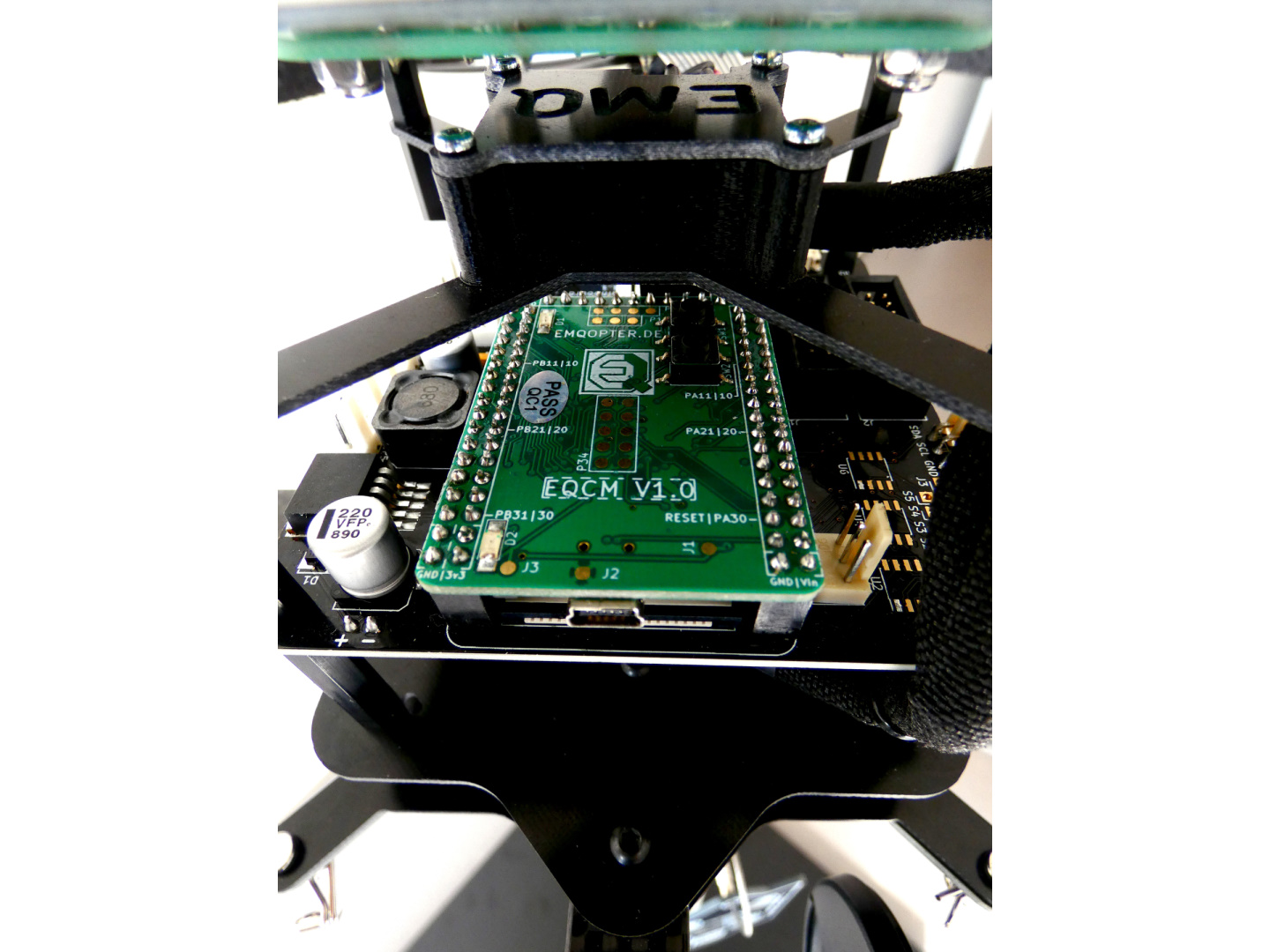 Das Herzstück: Das EQCM erlaubt die Programmierung des QCS-Qopters.