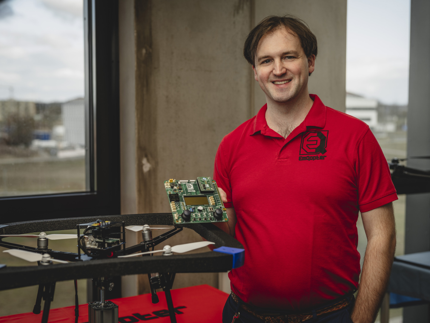Dr. Nils Gageik verwendet das EMQ3000 Entwicklerboard für seine Arbeit an den Emqopter-Systemen