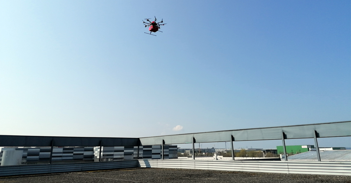 The landing takes place autonomously on the roof terrace