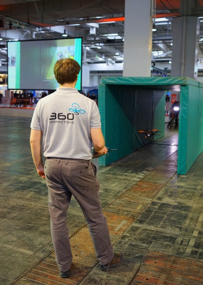Das Sensorsystem erfasst kontinuierlich die Position des Quadrokopters im Tunnel und leitet ihn entlang einer vorgegebene Route für die Inspektion.