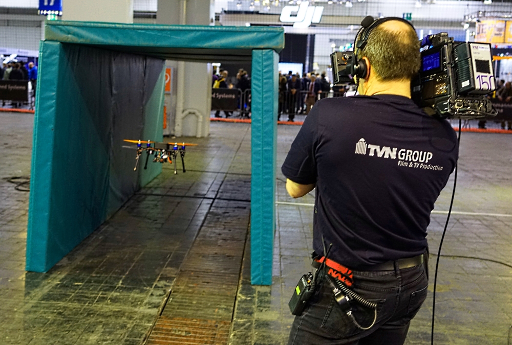 Ein professionelles Filmteam lieferte Direktaufnahmen für die Live-Übertragung der Flugshow auf die Videoleinwand.