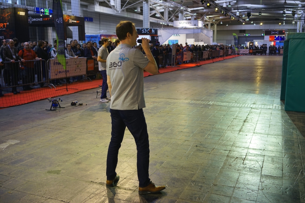 Mehr als 1000 Besucher verfolgten die Flugshow live und über eine große Videoleinwand.