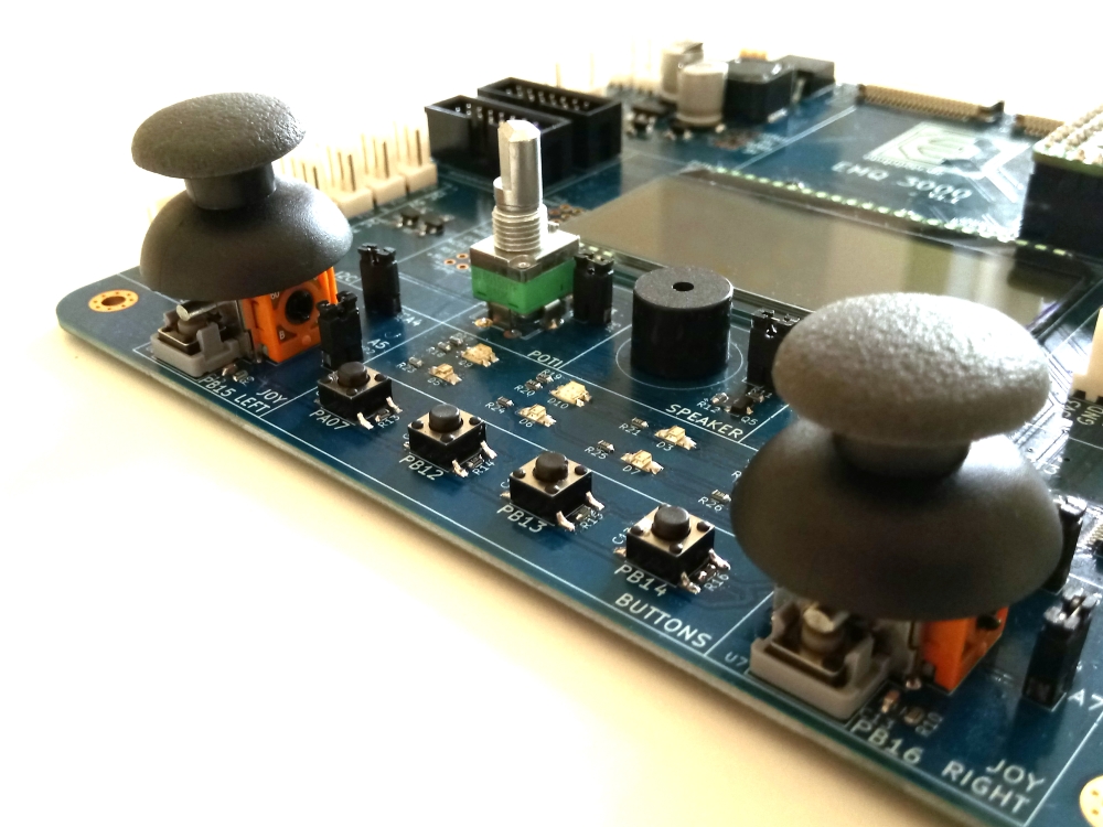 Insgesamt 4 Push-Buttons, 2 Joysticks, 10 LEDs, das Potentiometer, ein Buzzer und das 80 Character Display ermöglichen eine vielfältige Interaktion!
