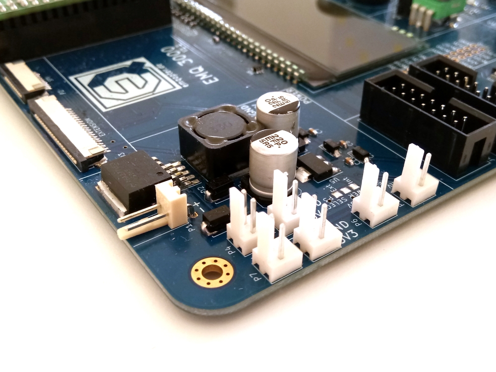 Für eine leistungsstarke Stromversorgung der Peripherie verfügt das EMQ 3000 über einen eigenen Spannungskonverter mit 3 V und 5 V Buchsen.