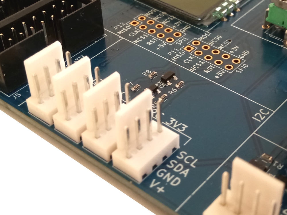 Für die Kommunikation mit Hardware - Peripherie sind je 2 TWI - Schnittstellen mit 3V und 5V Level sowie 2 SPI - Schnittstellen integriert.
