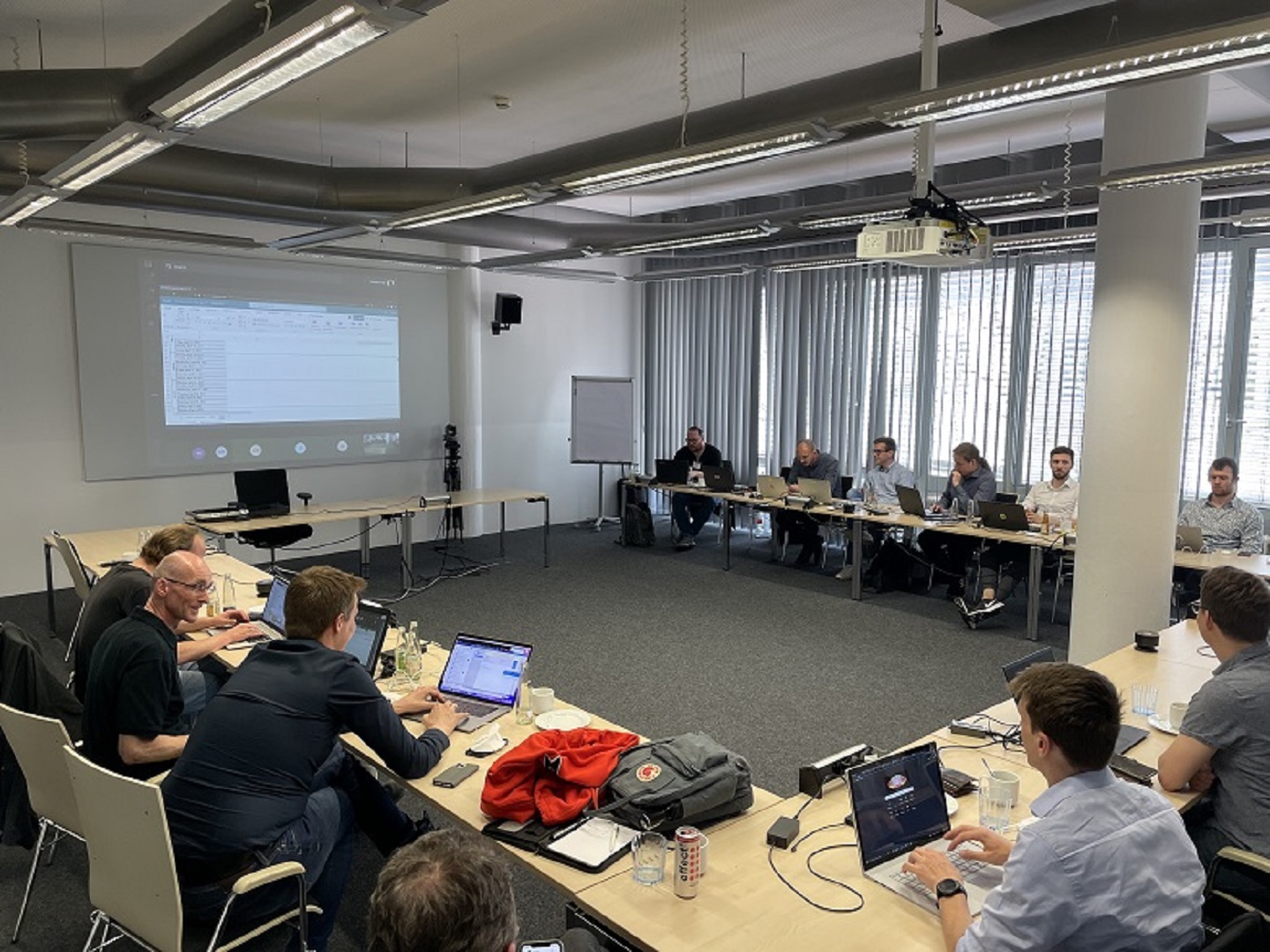 Hybrides Arbeiten im Konsortium  - Online und in Präsenz