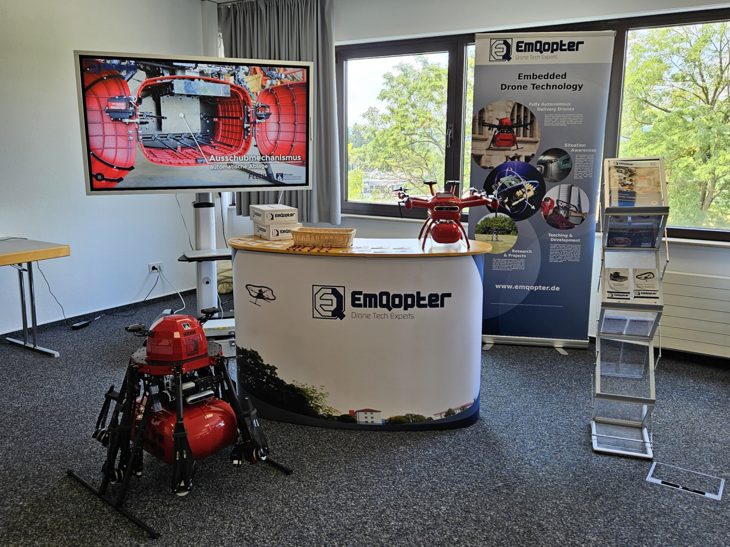 Von Emqopter wurde exklusiv die Projektdrohne mit Sensorik, 5G-Modul und Ausschubmechanismus ausgestellt