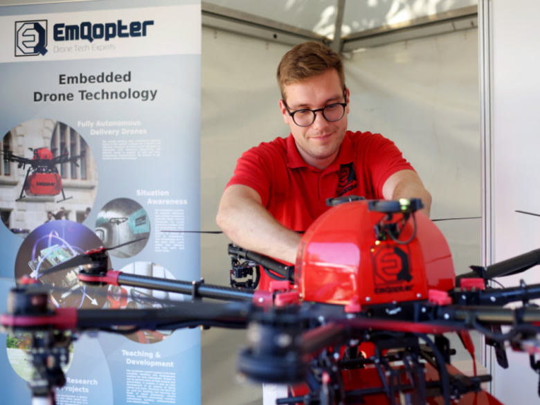 Marvin Bihl geht auf technische Details der Lieferdrohne ein (Foto: AiF Projekt GmbH)
