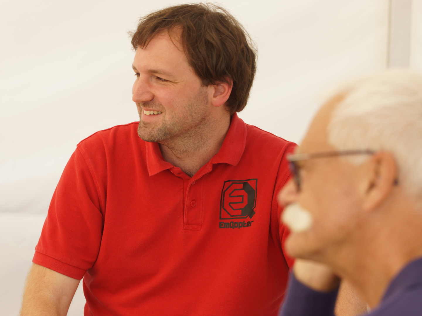 Dr. Nils Gageik (Geschäftsführer techn.) beim Austausch rund um Drohnentechnologie