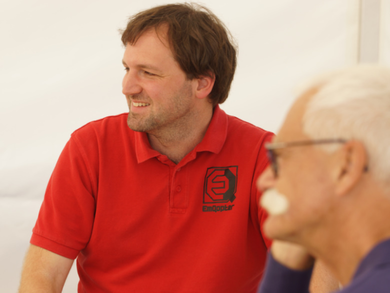 Dr. Nils Gageik (Geschäftsführer techn.) beim Austausch rund um Drohnentechnologie
