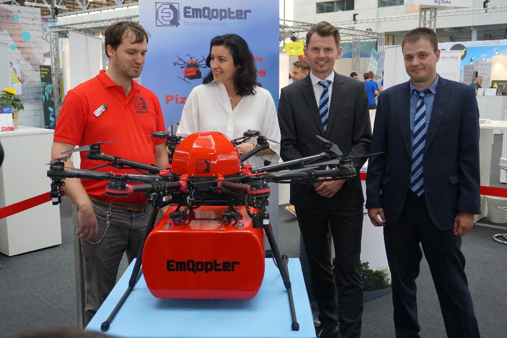 Bundesministerin für Digitales Dorothee Bär war bereits am ersten publikumsoffenen Messetag am Emqopter-Stand.
