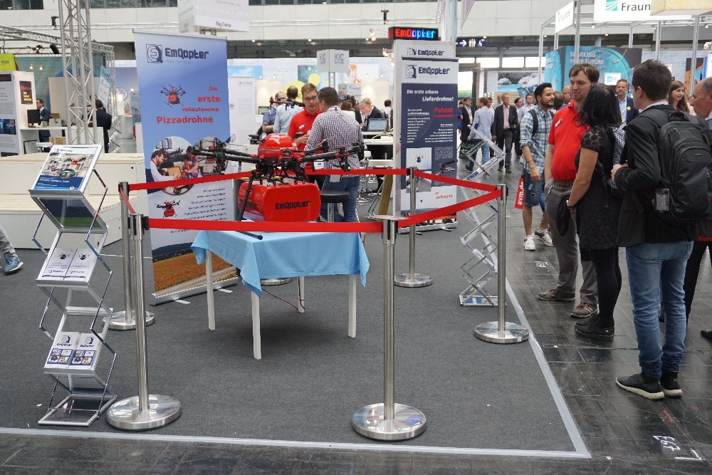 Die Lieferdrohne am Stand von Emqopter war ein wahrer Publikumsmaget für jung und alt.