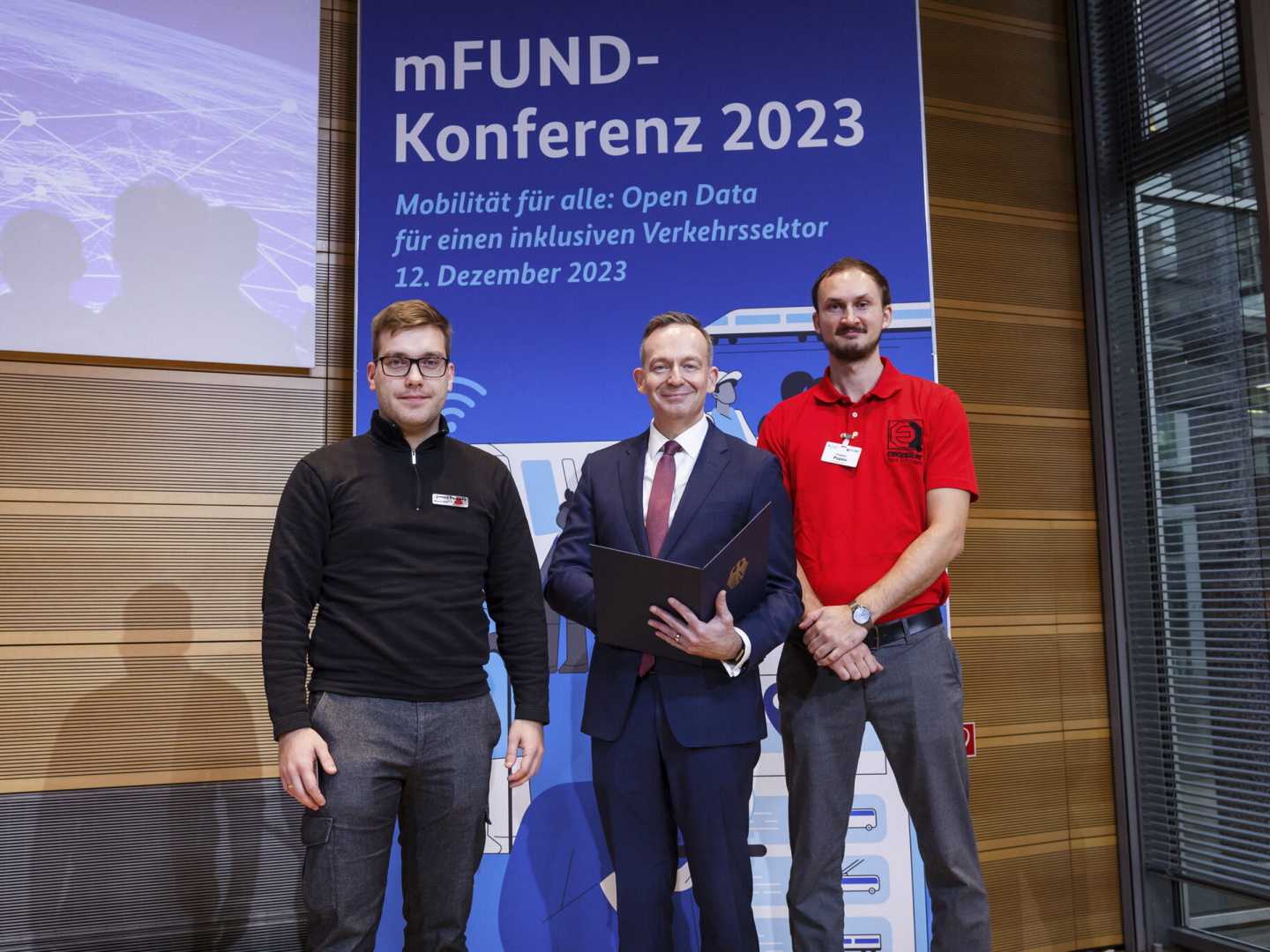 Federal Minister Dr. Volker Wissing hands over Marvin Bihl and Fridolin Popov the certificate on the main stage