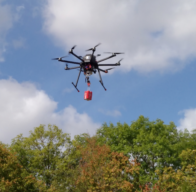 Mit dem Greifarm kann der Quanipulator während des Fluges Gegenstände greifen, sie transportieren und wieder abzulegen.