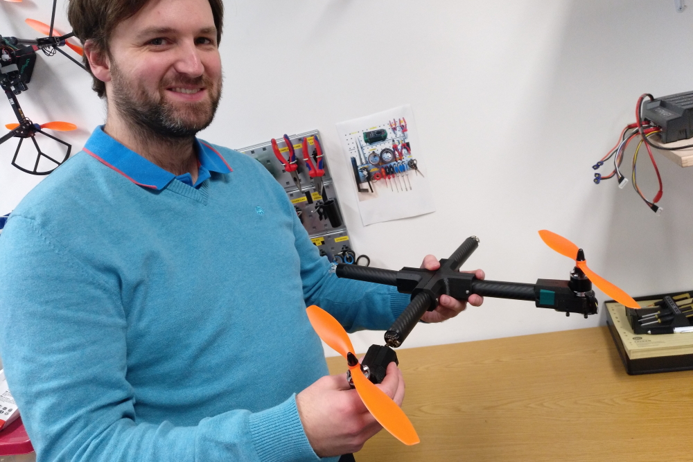 Dr. Nils Gageik mit der ersten Version der steckbaren Drohne.