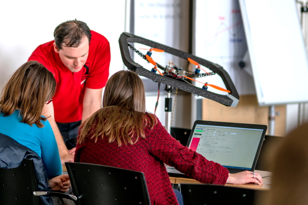 Das Quadrotor Control System (QCS) ist ein flexibler Lehr- und Entwicklungsaufbau für die Quadrokopter Programmierung!