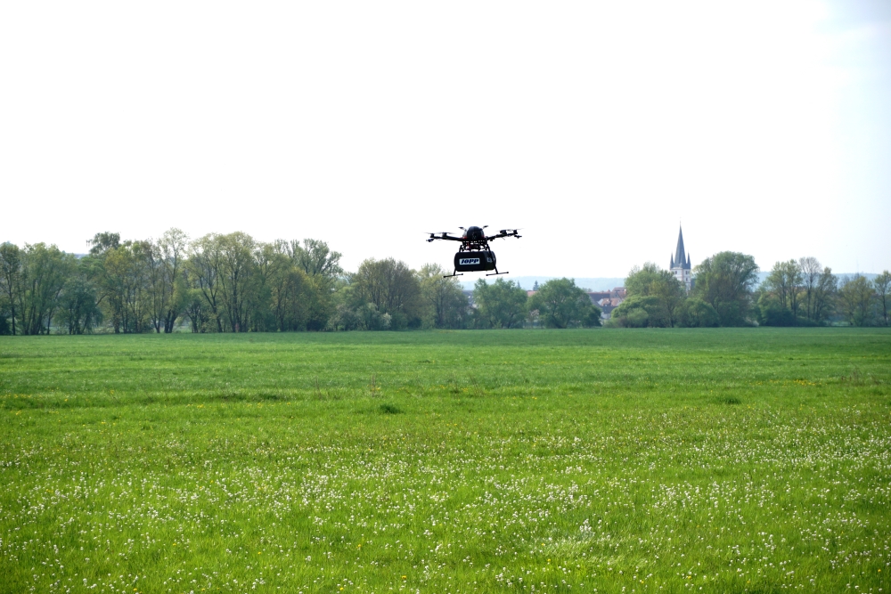 Die Fahrzeugschau Elektromobilität in Bad Neustadt bot den optimalen Rahmen für die erste Pizzalieferung durch eine autonome Drohne.