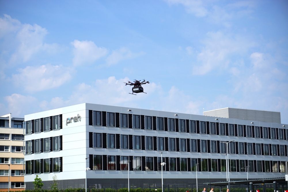 Die Lieferung erfolgte über eine Distanz von etwa 300 Meter am Rande des Ausstellungsgeländes mit Ziel Fahrzeugschau.