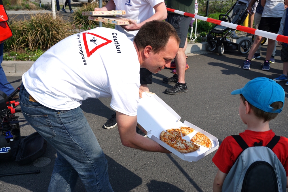 Die Möglichkeiten der Lieferdrohne faszinierten die Besucher der Fahrzeugschau Elektromobilität in allen Altersstufen - von jung bis alt!