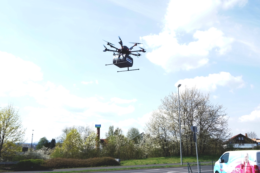 Zum Demonstrationsflug startete die Lieferdrohne vor den Gebäuden von JOPP Automotive in Bad Neustadt, um im Hof am Werk 1 von JOPP zu landen.