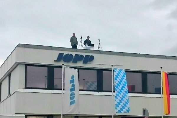 Für eine optimale Übertragungsstrecke wurde die Bodenstation auf dem Dach des Firmengebäudes von JOPP an Werk 1 installiert.