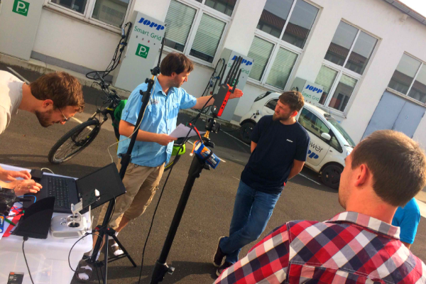 Für die Durchführung der Tests war eine gute Abstimmung zwischen dem Flugpersonal und der Crew an der Bodenstation nötig.