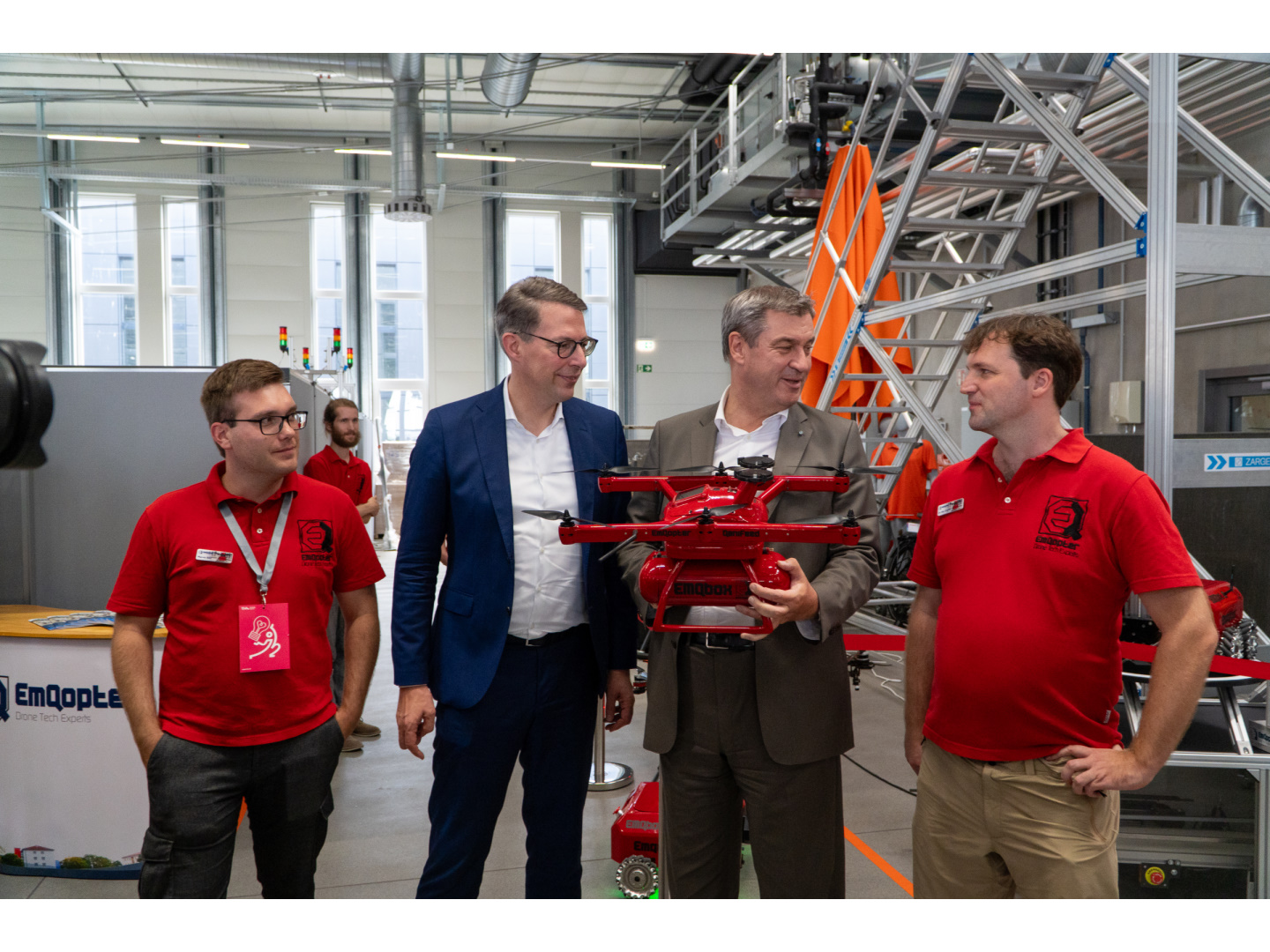 From left: Marvin Bihl (General Manager fin., Emqopter), Minister of Science Markus Blume, bavarian Prime Minister Dr. Markus Söder and Dr. Nils Gageik (Founder and General Manager Emqopter) in an expert discussion on innovative flight robotics