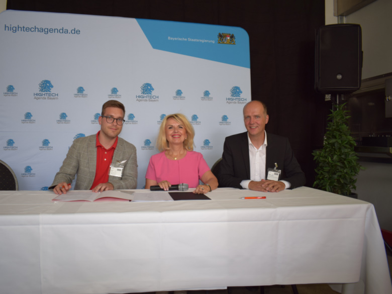 Marvin Bihl, unseren Vertreter bei der Unterzeichnung des Vertrags, neben Landrätin Tamara Bischof und Professor Dr. Robert Grebner, dem Präsidenten der THWS