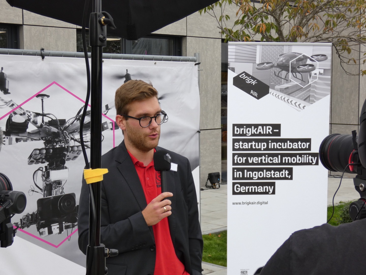 Unser kaufmännischer Geschäftsführer, Marvin Bihl, bei einem Interview auf der Eröffnungsfeier des brigkAIR